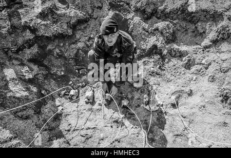 Army Bomb Disposal team che si occupano di alcuni ordigni di guerra mondiale due inesplosi trovati a Kingley vale la Riserva Naturale, vicino a Chichester, West Sussex Foto Stock