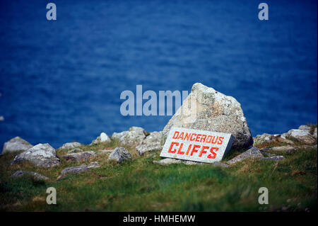 Un scogli pericolosi segno a Lands End, Cornwall, Regno Unito Foto Stock