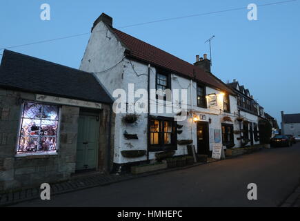 Esterno di Lomond Taverna al crepuscolo Falkland Fife Scozia Gennaio 2017 Foto Stock