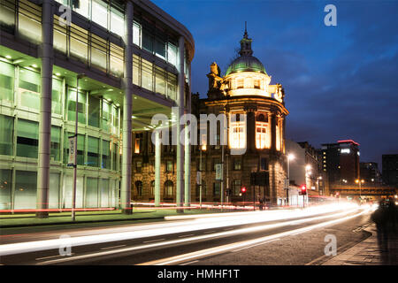 Immagine notturna di Broomielaw Glasgow dal fiume Clyde che mostra i percorsi di traffico. Foto Stock