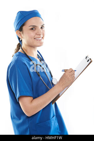 Medico sorridente scrivere a bordo isolato su bianco Foto Stock