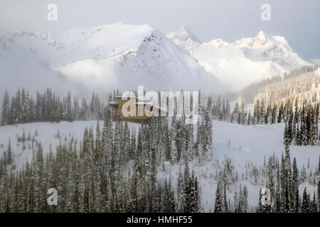 Vista aerea del telecomando Sentry backcountry Lodge; 6920 ft; Esplanade gamma; Selkirk gamma; British Columbia; Canada Foto Stock