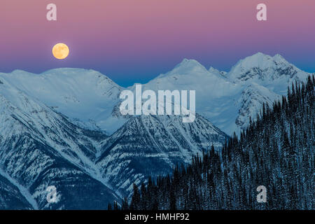 Full Moon Rising over Canadian Rockies; visto dalla gamma esplanada; Selkirk gamma; British Columbia; Canada Foto Stock