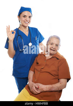 Medico facendo segno ok con paziente vecchio sorridente accanto a lei Foto Stock