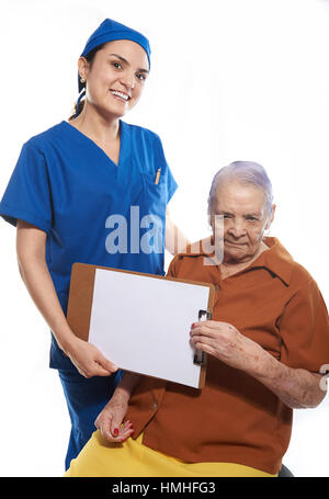 Medico con appunti e vecchio paziente su sfondo bianco Foto Stock