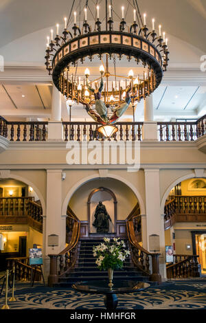 Vista interna del lampadario nella lobby principale del Fairmont Lake Louise; il lago Louise; il Parco Nazionale di Banff; British Columbia; Canada Foto Stock