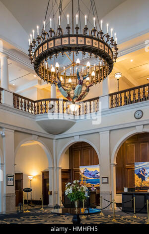 Vista interna del lampadario nella lobby principale del Fairmont Lake Louise; il lago Louise; il Parco Nazionale di Banff; British Columbia; Canada Foto Stock