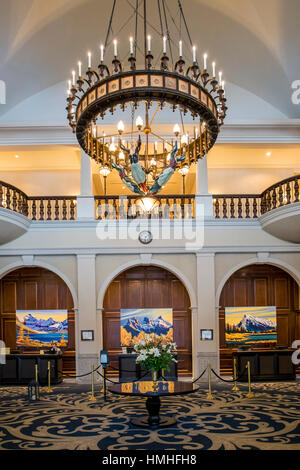 Vista interna del lampadario nella lobby principale del Fairmont Lake Louise; il lago Louise; il Parco Nazionale di Banff; British Columbia; Canada Foto Stock