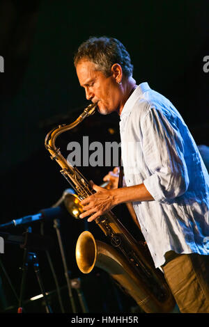 RICK MARGITZA al sassofono per IBRAHIM MAALOUF esecuzione alla 59a Monterey Jazz Festival - California Foto Stock