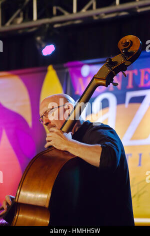 SCOTT COLLEY su base per IBRAHIM MAALOUF esecuzione alla 59a Monterey Jazz Festival - California Foto Stock