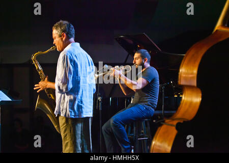 RICK MARGITZA al sassofono per IBRAHIM MAALOUF esecuzione alla 59a Monterey Jazz Festival - California Foto Stock