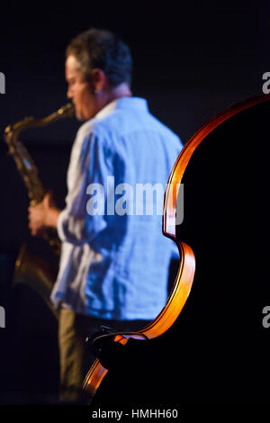 RICK MARGITZA al sassofono per IBRAHIM MAALOUF esecuzione alla 59a Monterey Jazz Festival - California Foto Stock