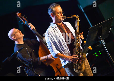 RICK MARGITZA al sassofono e SCOTT COLLEY su base per IBRAHIM MAALOUF esecuzione alla 59a Monterey Jazz Festival - California Foto Stock