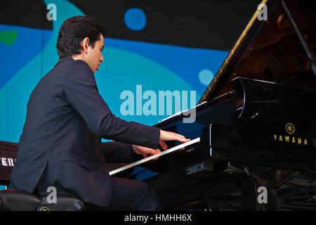 LUCA MENDOZA suona il pianoforte per la prossima generazione di Jazz Orchestra diretta da Paolo CANTOS ALL'59TH MONTEREY JAZZ FESTIVAL - California Foto Stock