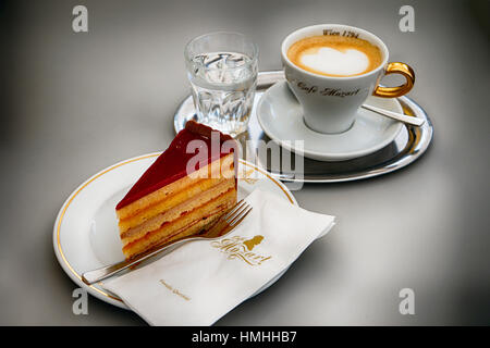 Vista ravvicinata di un Landtmann bene Torte con un caffè espresso e acqua minerale, Cafè Mozart a Vienna, in Austria Foto Stock