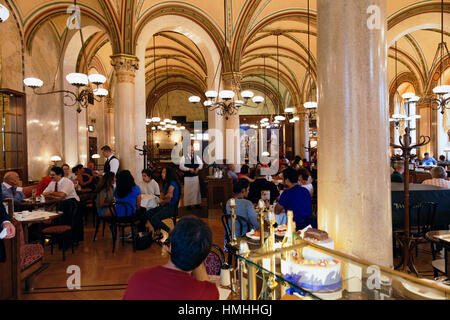 Interno del Cafe Central, Vienna, Austria Foto Stock