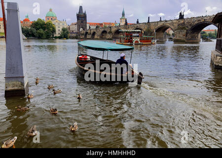 Piccola traversata in battello sul fiume Moldava, Praga, Repubblica Ceca Foto Stock