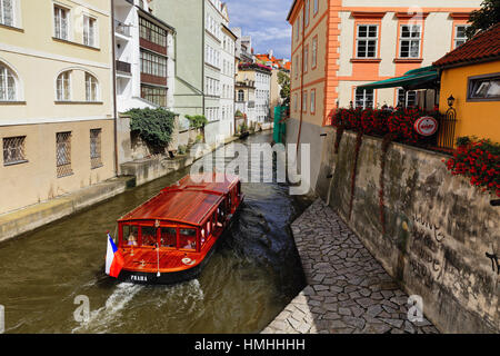 Angolo di Alta Vista di una gita in barca su un canale circondato da case, Praga, Repubblica Ceca Foto Stock