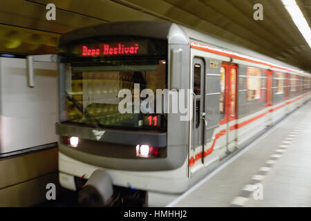 Treno della metropolitana 81-71M tipo è in movimento su una Lina, Praga, Repubblica Ceca Foto Stock