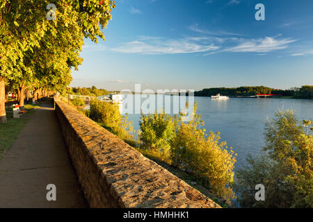 Walkway along the Danube River with a Ferry Crossing, Vac, Pest County, Hungary Foto Stock