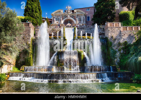 Basso angolo di vista la fontana del Nettuno, Villa d E'Ste, Tivoli, Lazio, Italia Foto Stock