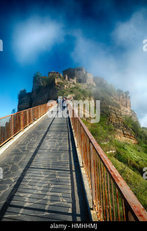 Ripido passaggio pedonale che conduce fino alla storica cittadina collinare, Civita di Bagnoregio, Umbria, Italia Foto Stock