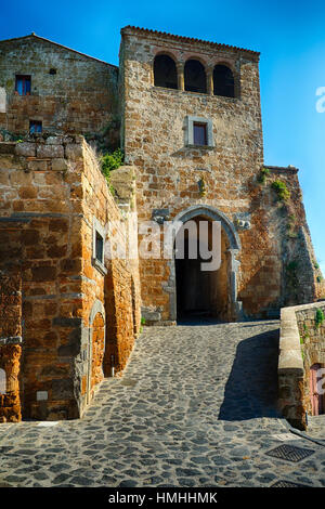 Basso Angolo di visione di un City Gate, Civita di Bagnoregio, Umbria, Italia Foto Stock
