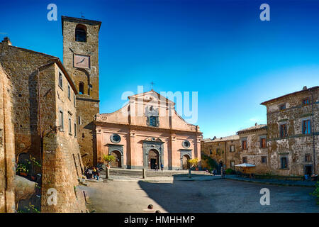 Piazza principale con una chiesa e una torre campanaria, Civita di Bagnoregio, Umbria, Italia Foto Stock