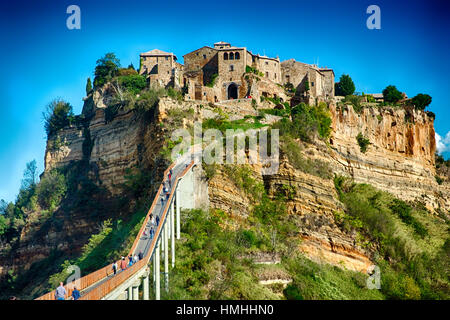 Basso Angolo di visione di un'n'antica cittadina collinare, Civita di Bagnoregio, Umbria, Italia Foto Stock