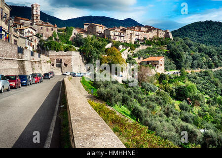 Basso angolo vista di una collina sopra la città medievale, Sermoneta, Latina, Italia Foto Stock