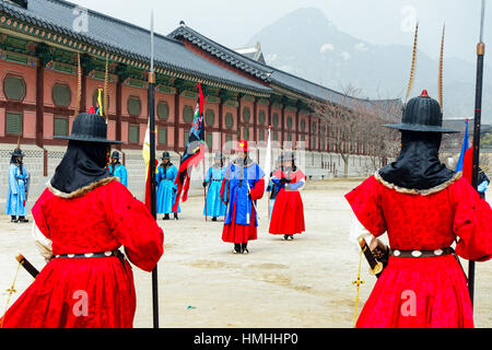 Cambio della guardia reale cerimonia, il Palazzo Gyeongbokgung, Seoul, Corea del Sud Foto Stock