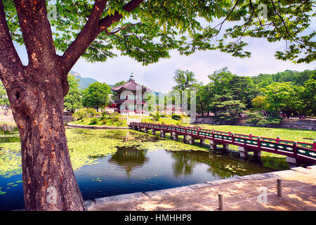 Passerella Pedonale che conduce al padiglione di fragranza Far-Reaching, il Palazzo Gyeongbokgung, Seul in Corea del Sud Foto Stock