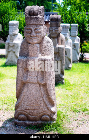 Fila di Muninseok (pubblico ufficiale) di protezione statue, National Folk Museum, Seoul, Corea del Sud Foto Stock