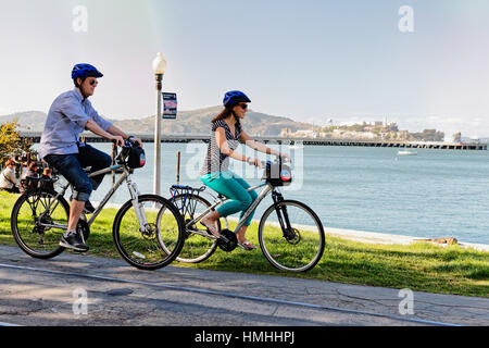 Matura in bicicletta su un percorso lungo la baia di San Francisco, California, Stati Uniti d'America Foto Stock