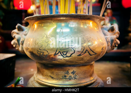 Tradizionale in metallo bruciatore di incenso dentro il Tempio di Tin Hau nella stazione Yaumatei, Kowloon. Foto Stock