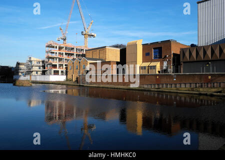 La costruzione di nuovi alloggi sito sul bacino della città Canal a Islington, East London E1 Inghilterra UK KATHY DEWITT Foto Stock