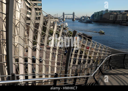 Nuovo metallo scalone progettato da bere architetti collegamento di London Bridge con il Tamigi riverside percorso sottostante Londra UK KATHY DEWITT Foto Stock