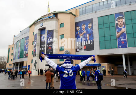 Una ventola di Chelsea detiene una sciarpa al di fuori di Stamford Bridge prima del match di Premier League tra Chelsea e Arsenal. Foto Stock