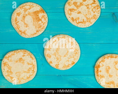 Martedì grasso cucinata fresca colazione gustosa frittelle su uno sfondo blu Foto Stock