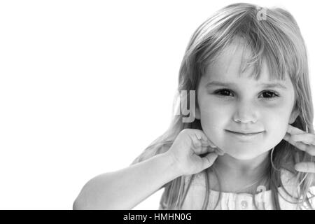 Bambina con un dolce sorriso dolcissimo in bianco e nero Foto Stock