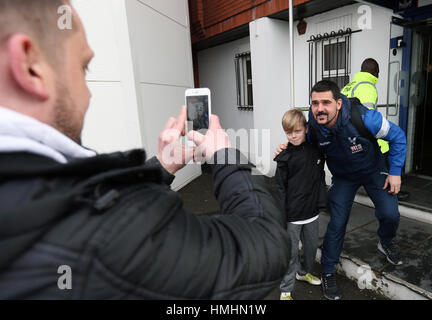 Un giovane fan in posa per una foto con il Palazzo di Cristallo portiere Julian Speroni prima della Premier League a Selhurst Park, Londra. Foto Stock