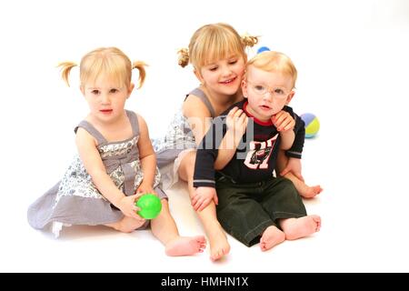 Blonde bambini kids family photoshoot giocando insieme il concetto di famiglia, blonde bebè, bicchieri, cuteness dolce carino ragazzi, ragazze ragazzo, bel bambino Foto Stock