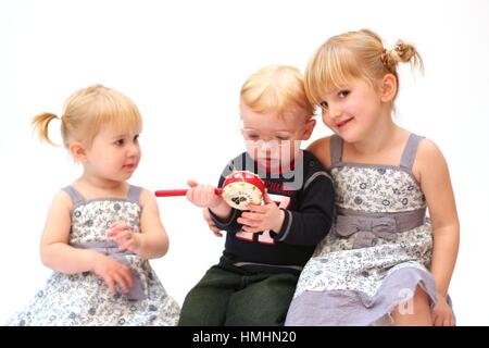 Blonde bambini photoshoot, sorridente e giocare insieme, e per il divertimento di tutta la famiglia, l amore familiare concetto, fratelli e sorelle, la gioia di riproduzione PLAY, collegati insieme Foto Stock