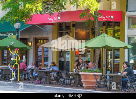 Outdoor sidewalk cafe sulla strada principale nel centro di Sarasota Florida Foto Stock