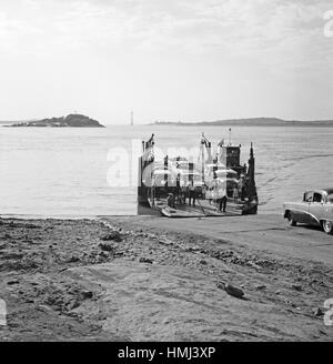 Ankunft der Fähre über den Fluss Orinoco in Ciudad Bolívar, Venezuela 1966. Arrivo del traghetto per attraversare il fiume Orinoco in Ciudad Bolívar, Venezuela 1966. Foto Stock