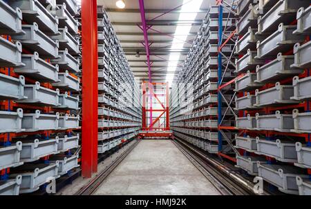 Il magazzino automatizzato scatole industria Foto stock Alamy