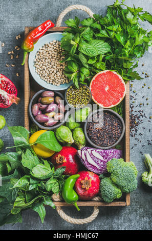 Frutta e verdura fresche, semi, cereali, fagioli, spezie, superfoods, erbe aromatiche Foto Stock