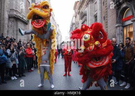 Roma, Italia - 28 Gennaio 2017: celebrazione del nuovo anno cinese a Roma l'anno del gallo. Processione con draghi e musicisti femmina. Foto Stock