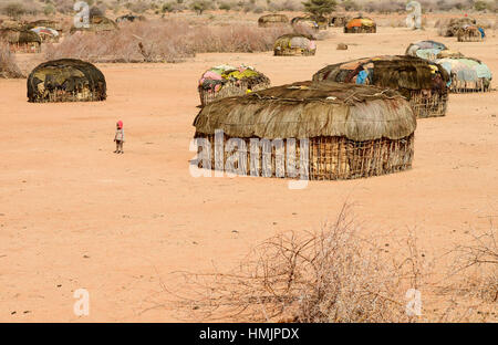 KENYA, Marsabit, Samburu village Hargura, Samburu è una tribù pastorale, un ricovero temporaneo / KENIA, Samburu Dorf mit Huetten Foto Stock