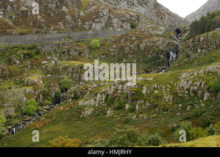 La cade al di sotto della strada di Nant Francon passano in Nant Francon Valley. (Rhaeadr Ogwen) Foto Stock